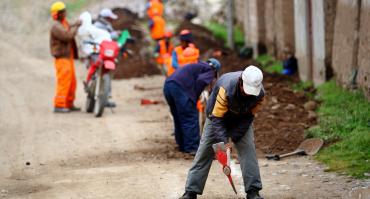 workers perfoming many tasks in Peru