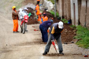 workers perfoming many tasks in Peru